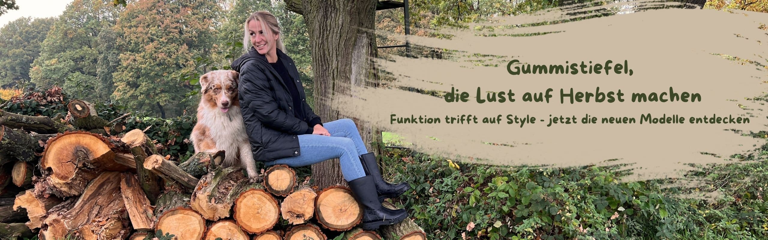 Frau mit Gummistiefeln mit Hund im Herbstwald auf Holzstapel